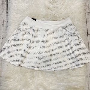 Under Armour NWT 1344209 White & Silver Metallic Links Printed Skort Medium